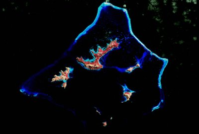 Arrecife de coral fotografiado por el satélite Landsat 7 de la NASA. Crédito: NASA. de National Aeronautics and Space Administration National Aeronautics and Space Administration